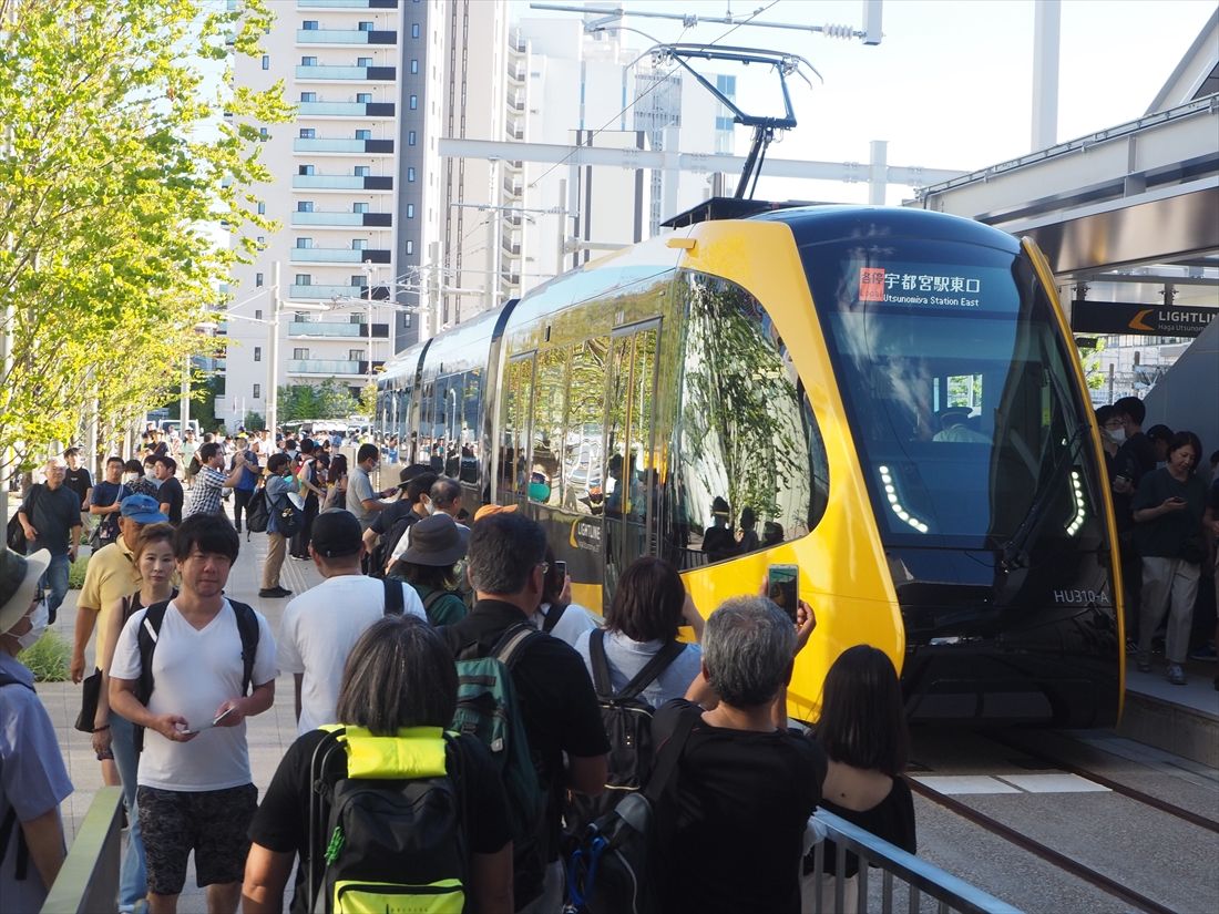 電車が到着するたびに多くの人がカメラやスマホを向けていた＝2023年8月26日（記者撮影）