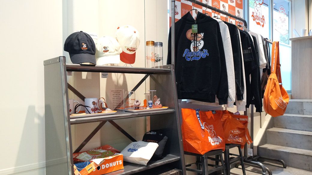 アパレルも販売（撮影：梅谷秀司）