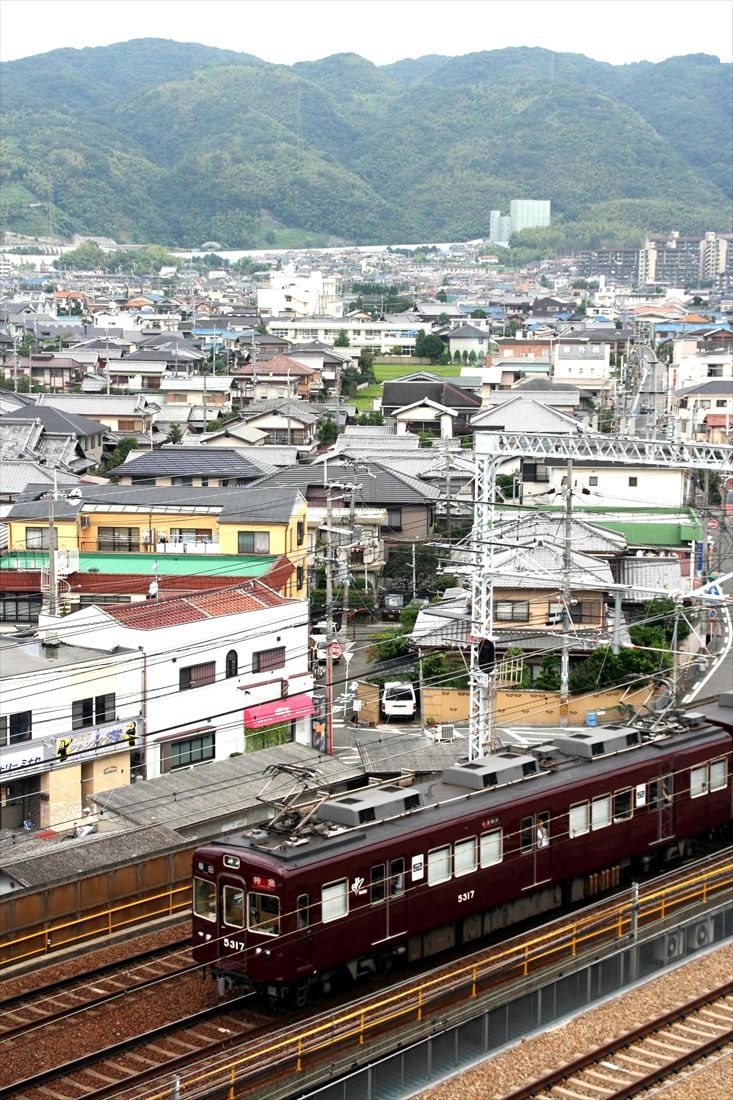 東海道新幹線（手前）との並走区間を走る京都線の5300系（撮影：南正時）