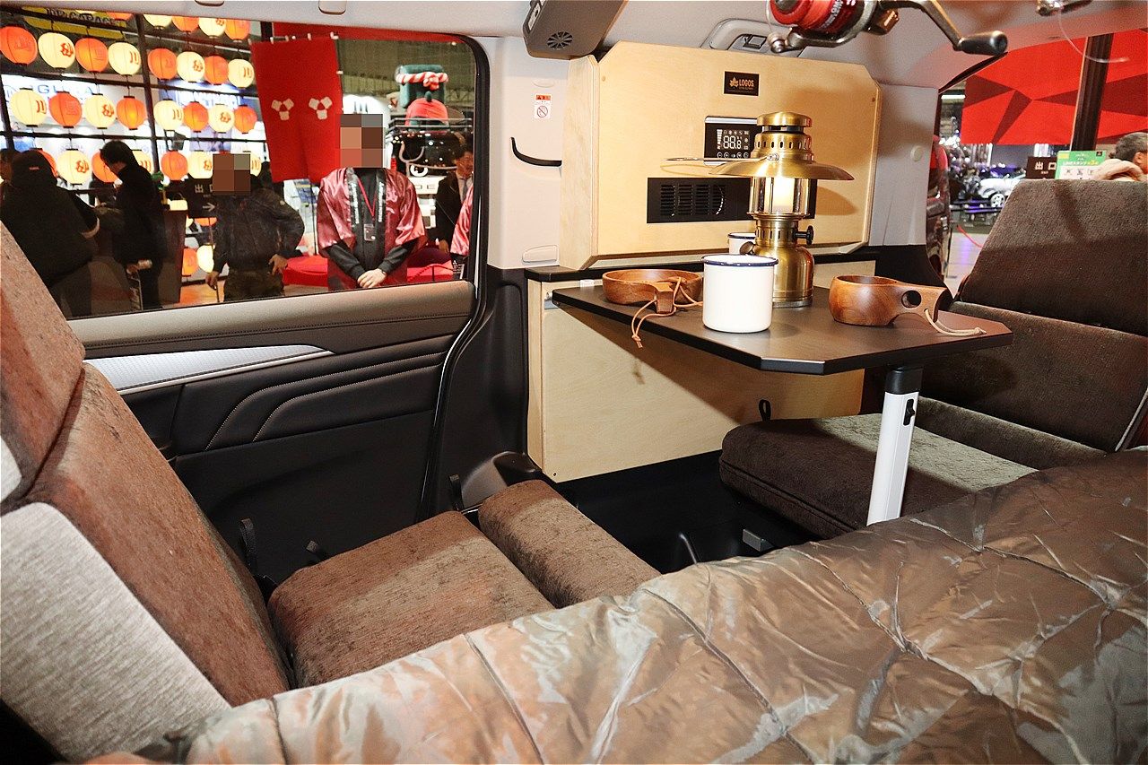 三菱の新型「デリカD:5」をベースにしたキャンピングカー「デリカD:5アクティブキャンパー ロゴス・エディション」（写真：筆者撮影）