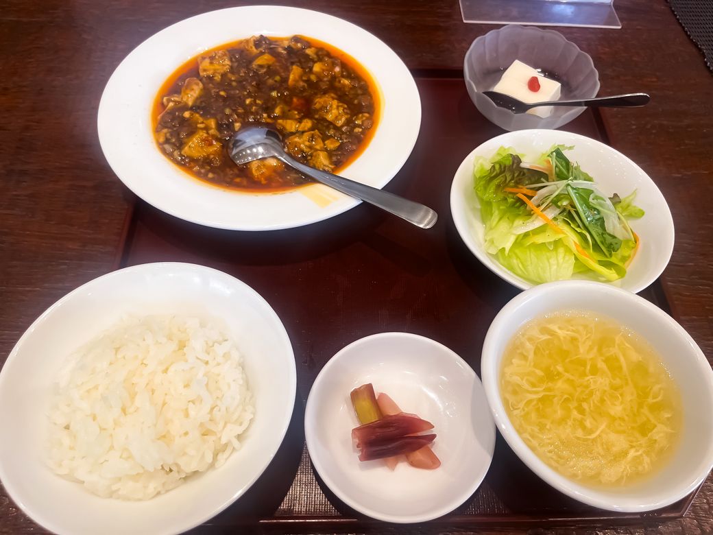 高知市にある老舗中華料理店の「華珍園」の麻婆豆腐ランチ。麻婆豆腐にはしもだお豆腐店の豆腐が使われており、大きめにカットされた豆腐は存在感がありとてもおいしかった（筆者撮影）
