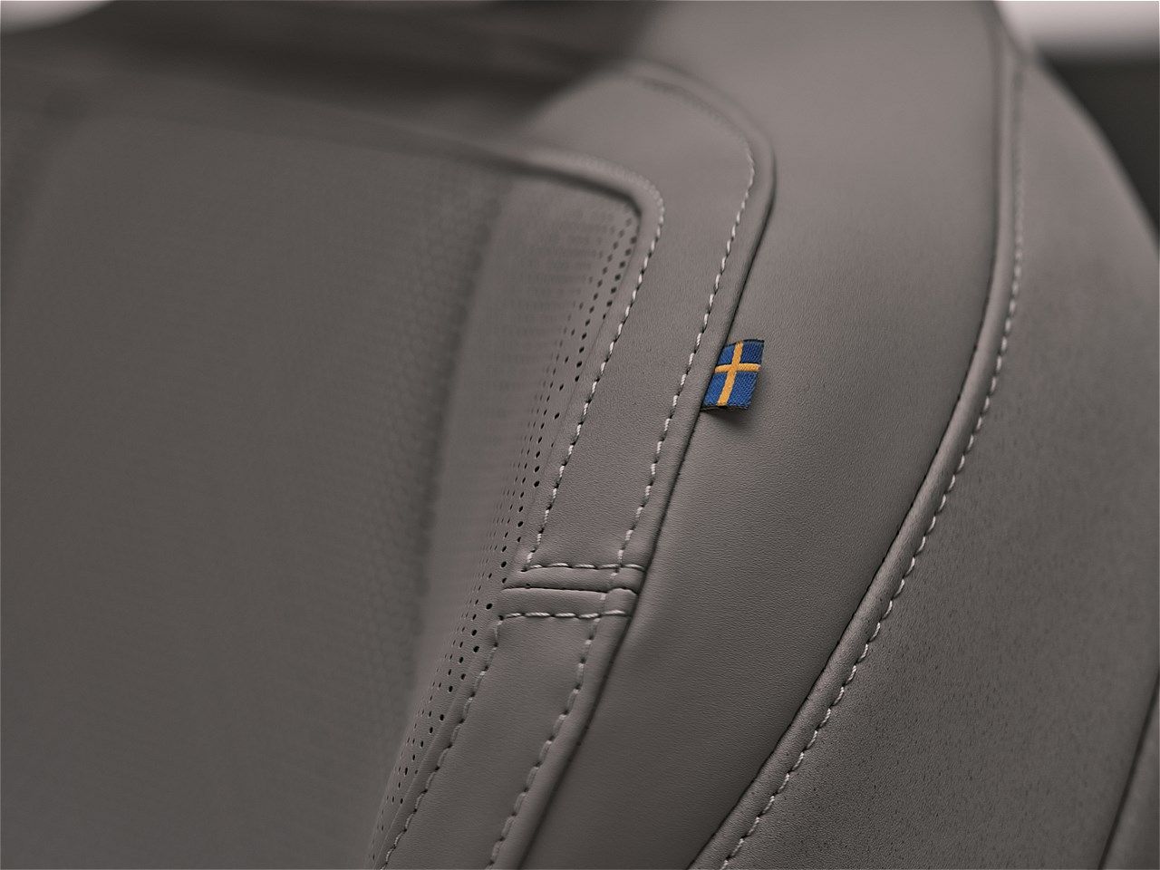 スウェーデン本社で2026年1月21日（現地時間）、世界初公開されたボルボの新型電動ミッドサイズSUV「EX60」（写真：ボルボ・カー・ジャパン）