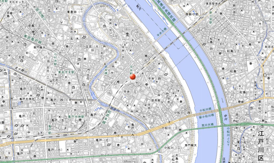 川に囲まれた街。赤い点で示した場所が平井駅だ（国土地理院 電子国土Webから筆者作成）