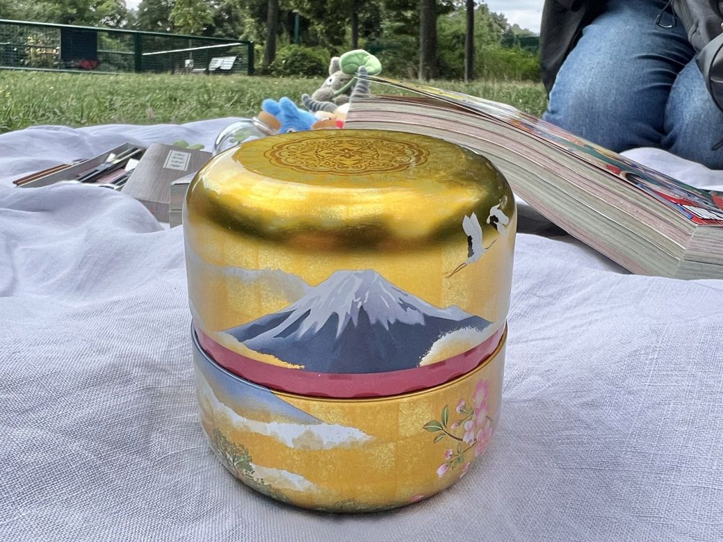 京都で購入した茶筒には富士山が描かれている（筆者撮影）
