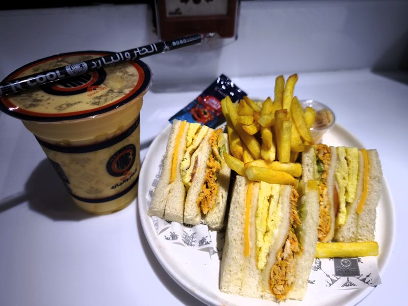 サンドイッチとジュースのセット20カタールリヤル（895円）（筆者撮影）