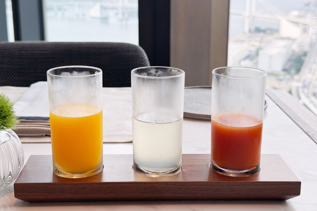 まず運ばれてきたのが食前のドリンク3種。左からオレンジジュース、デトックスウォーター、トマトジュース（筆者撮影）