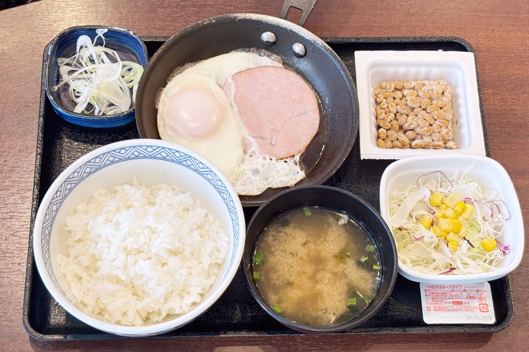 吉野家のモーニングメニュー ハムエッグ納豆定食 468円（筆者撮影）
