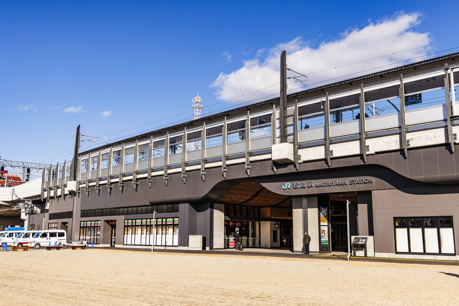 2024年9月に高架駅にリニューアルしたJR松山駅。松山の玄関口である（撮影：鼠入昌史）