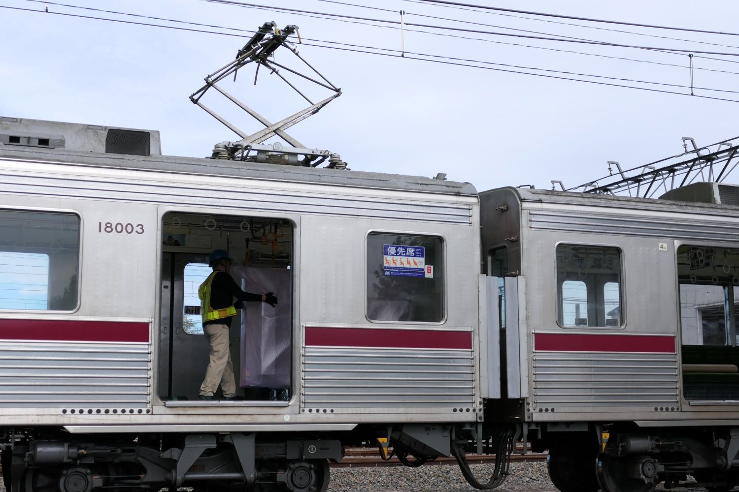 車両間を移動。順番も決められている（記者撮影）