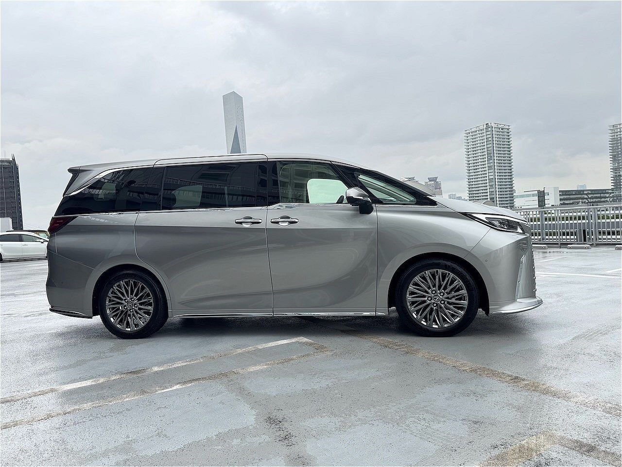 2025年8月1日に一部改良版が発売されたレクサス「LM」（筆者撮影）