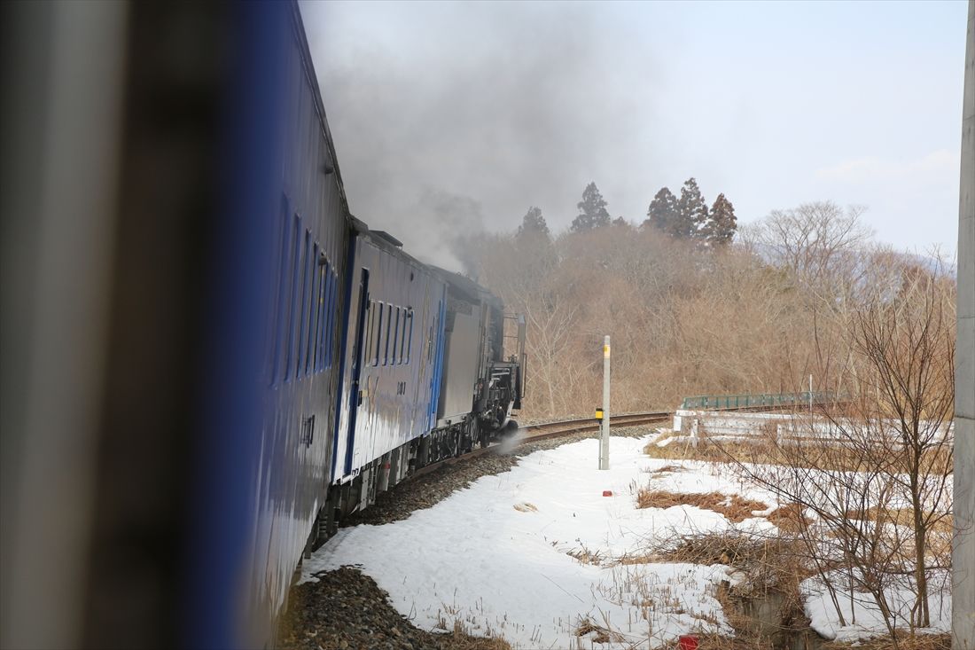 「SL銀河」試乗会列車の車窓から先頭に立つC58形239号機を見る＝2014年3月2日（撮影：南正時）