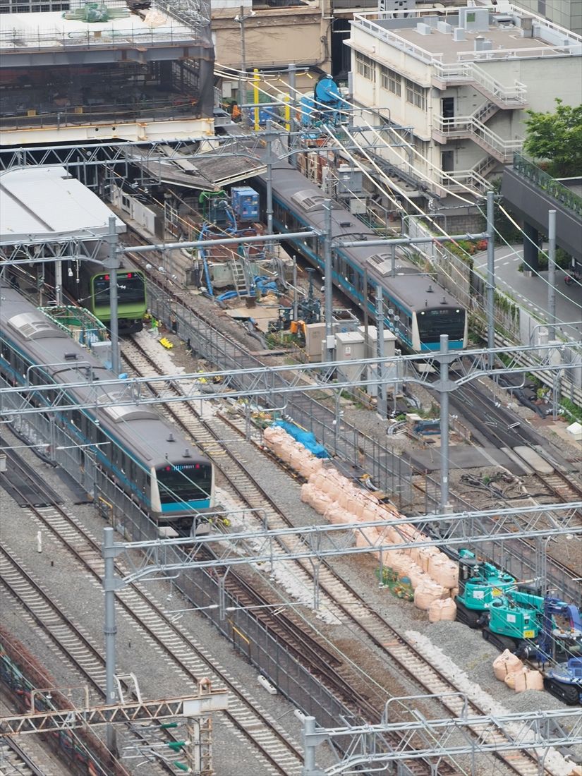 線路切り換え工事前の田町駅。工事に備え重機などが並んでいる（記者撮影）