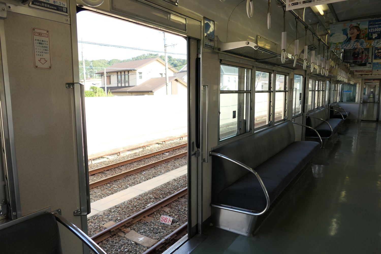 片開き式ドアの開閉の様子（記者撮影）