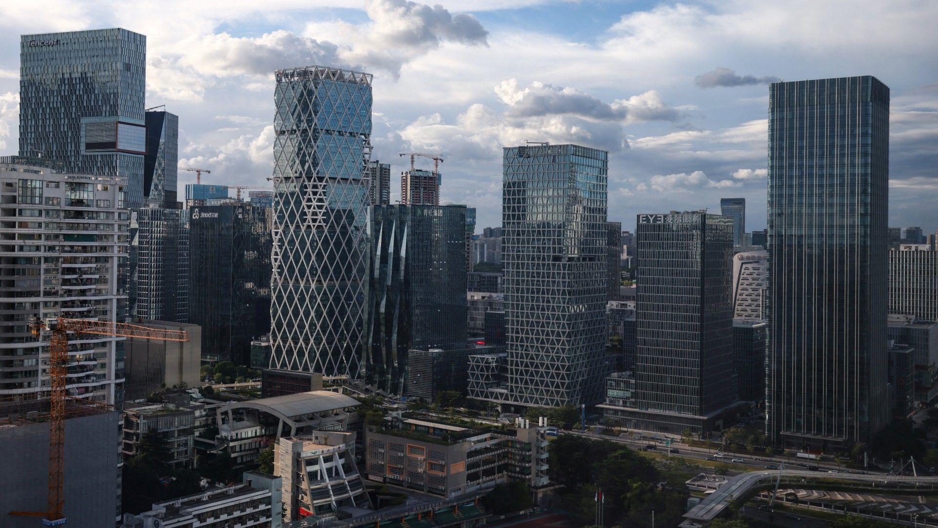 China Faces High-Tech, Low-Productivity Trap Amid Japan Comparisons