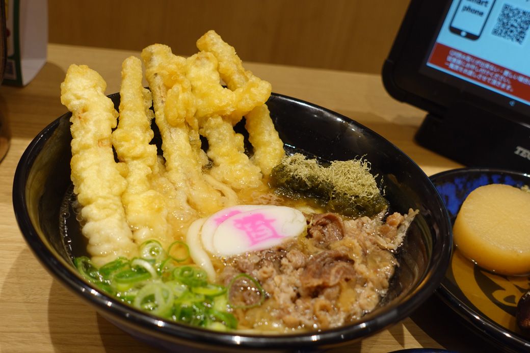 こちらは「資さんうどん」の看板メニュー 肉ごぼ天うどん（筆者撮影） 