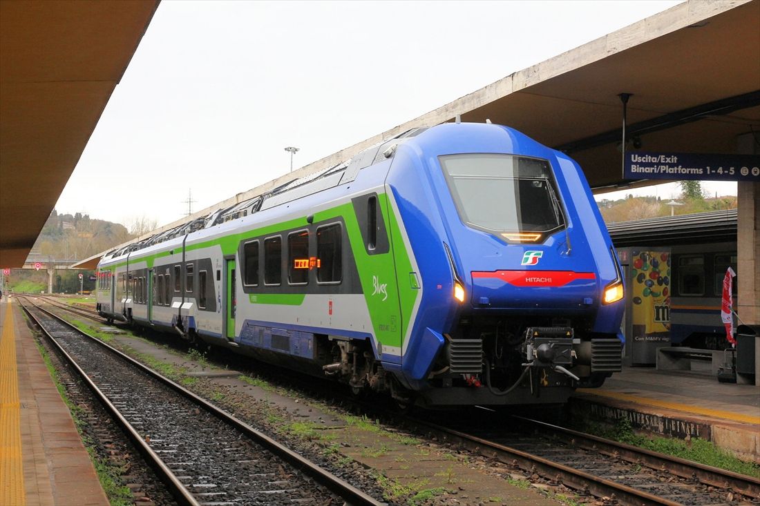 イタリアで活躍する日立製のトライブリッド車「マサッチョ」も台車部分以外は低床構造（撮影：橋爪智之）