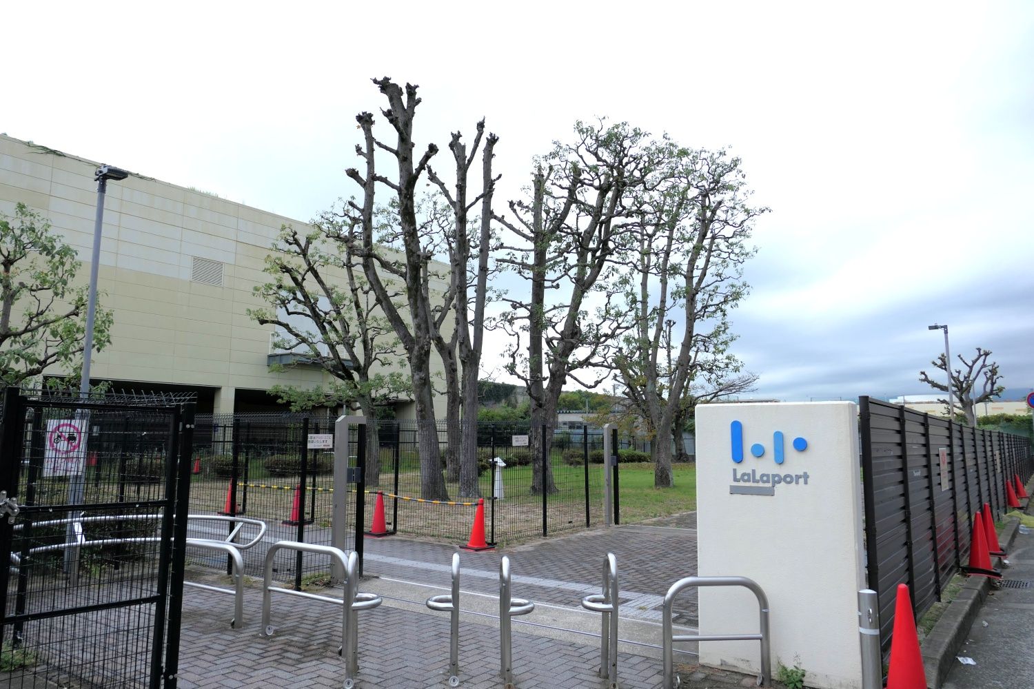 阪神パークにあった樹木の一部は「ららぽーと甲子園」に受け継がれた（編集部撮影）