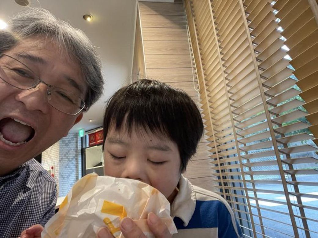 やまとくんはマクドナルドのハンバーガーが大好き！（写真：松原さん提供）