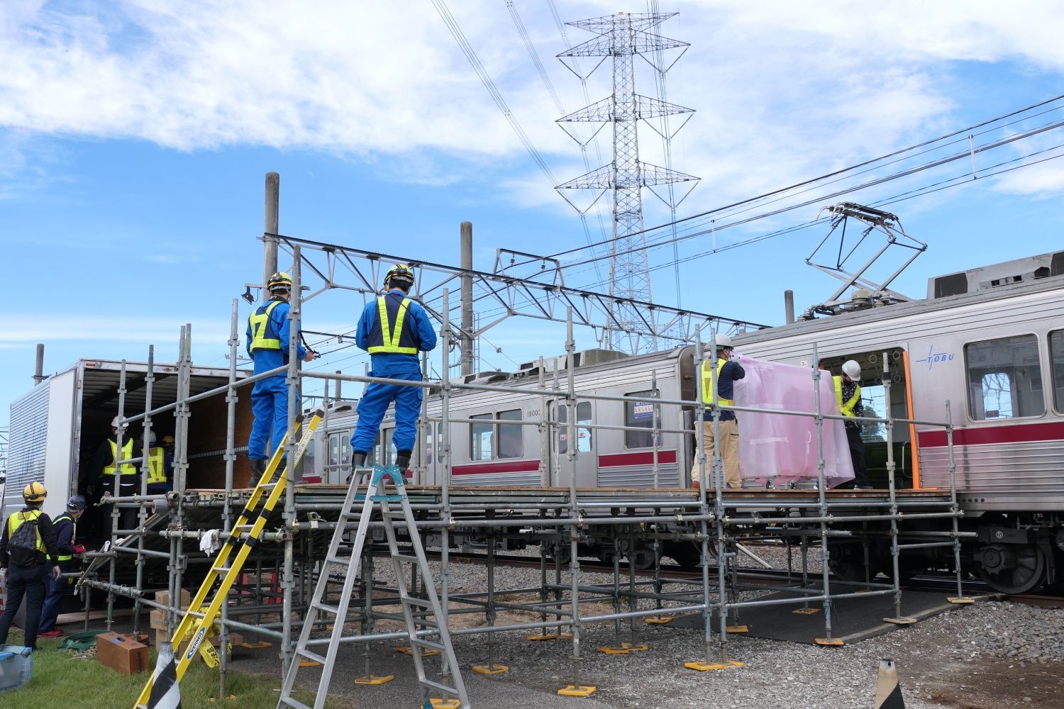 次々に積み込まれるホームドアの筐体（記者撮影）