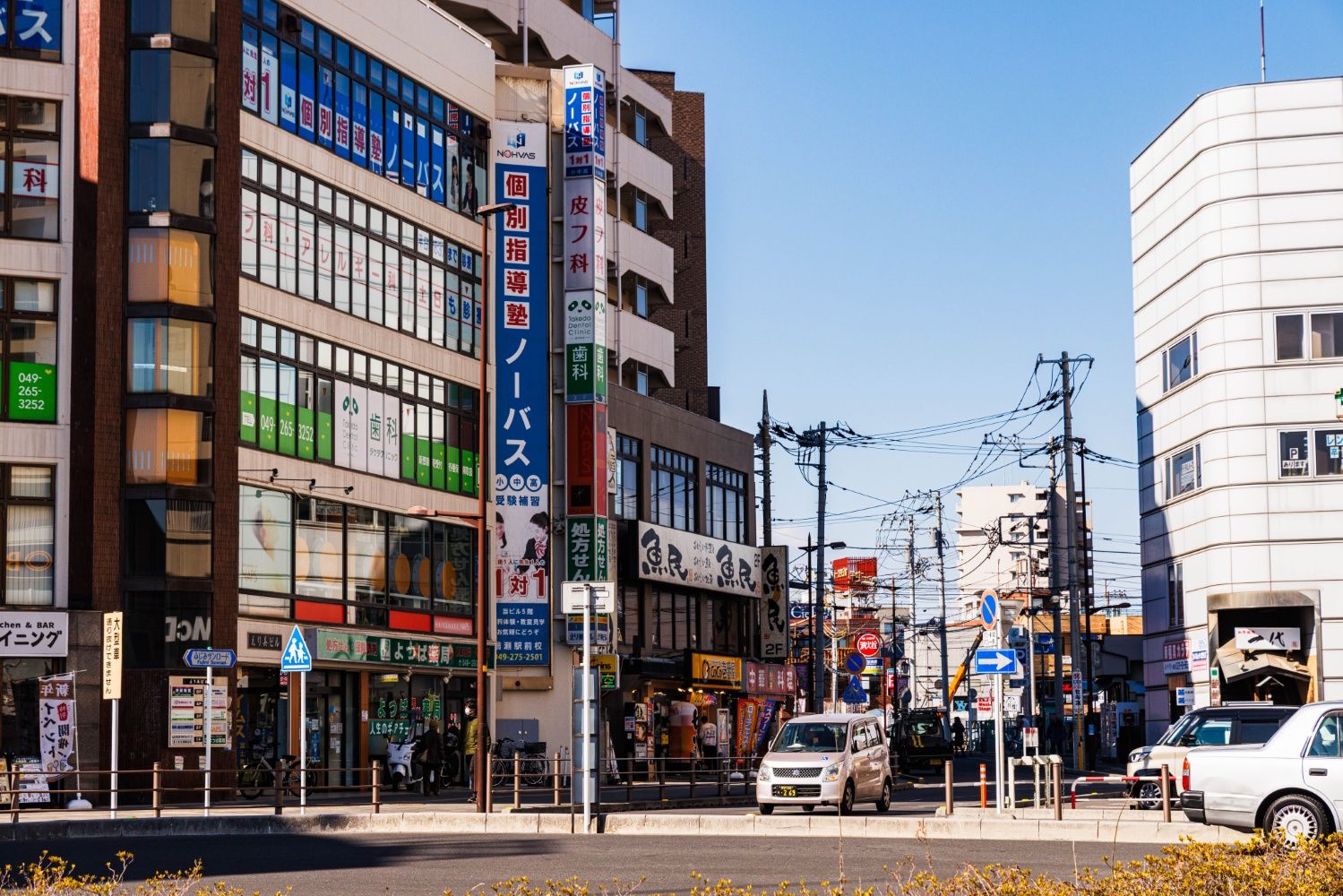 鶴瀬駅西口の駅前。居酒屋やドラッグストア、学習塾などが集まっている（撮影：鼠入昌史）