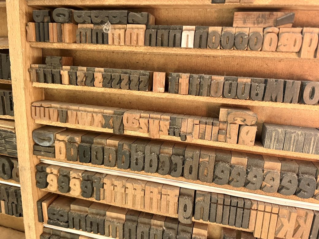 古い活版印刷の文字（筆者撮影）