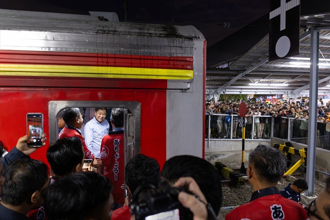 8500系8618編成の展示最終日にサプライズで来場したイグナシウス・ヨナン元KAI総裁（車内中央）と、詰めかけた鉄道ファンら（写真：Kaito Ishikawa）