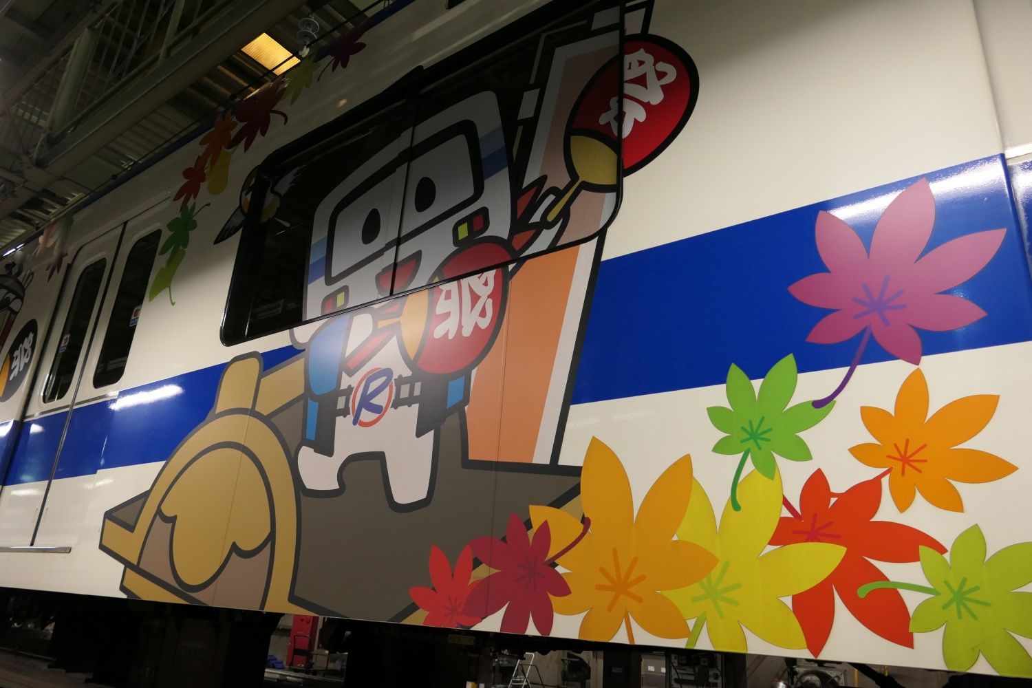 難波方から5両目は「秋」がテーマ（記者撮影）