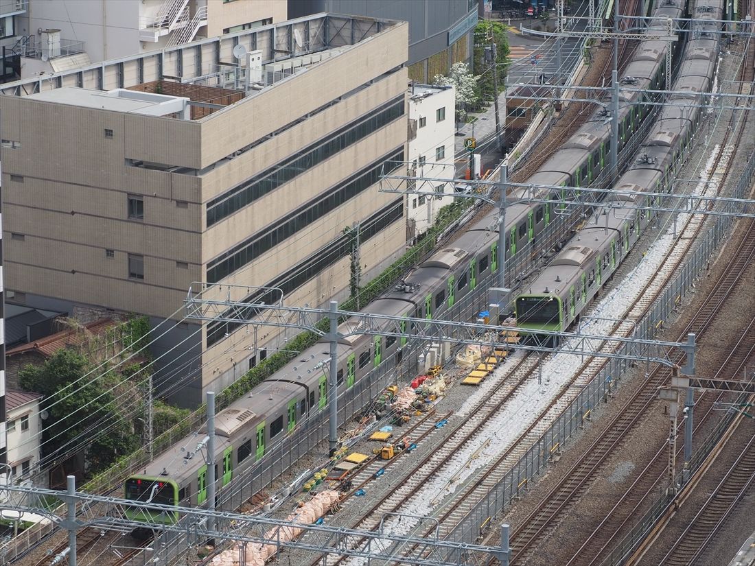 田町駅付近を走る山手線電車。2本の電車の間に見えるのが切り換え工事前に敷設した新しい外回り線だ（記者撮影）