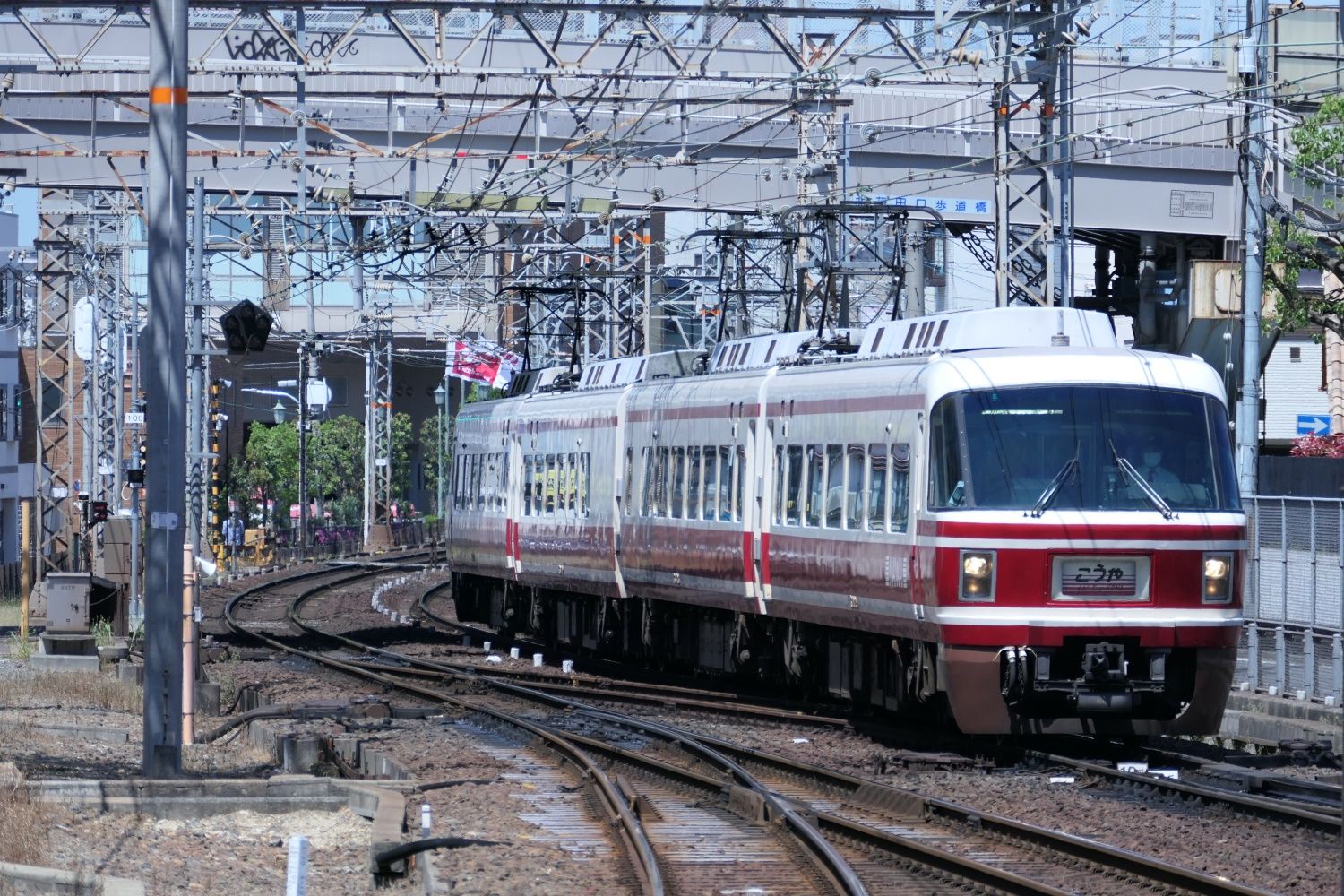 堺東に到着する高野線の特急「こうや」（記者撮影）