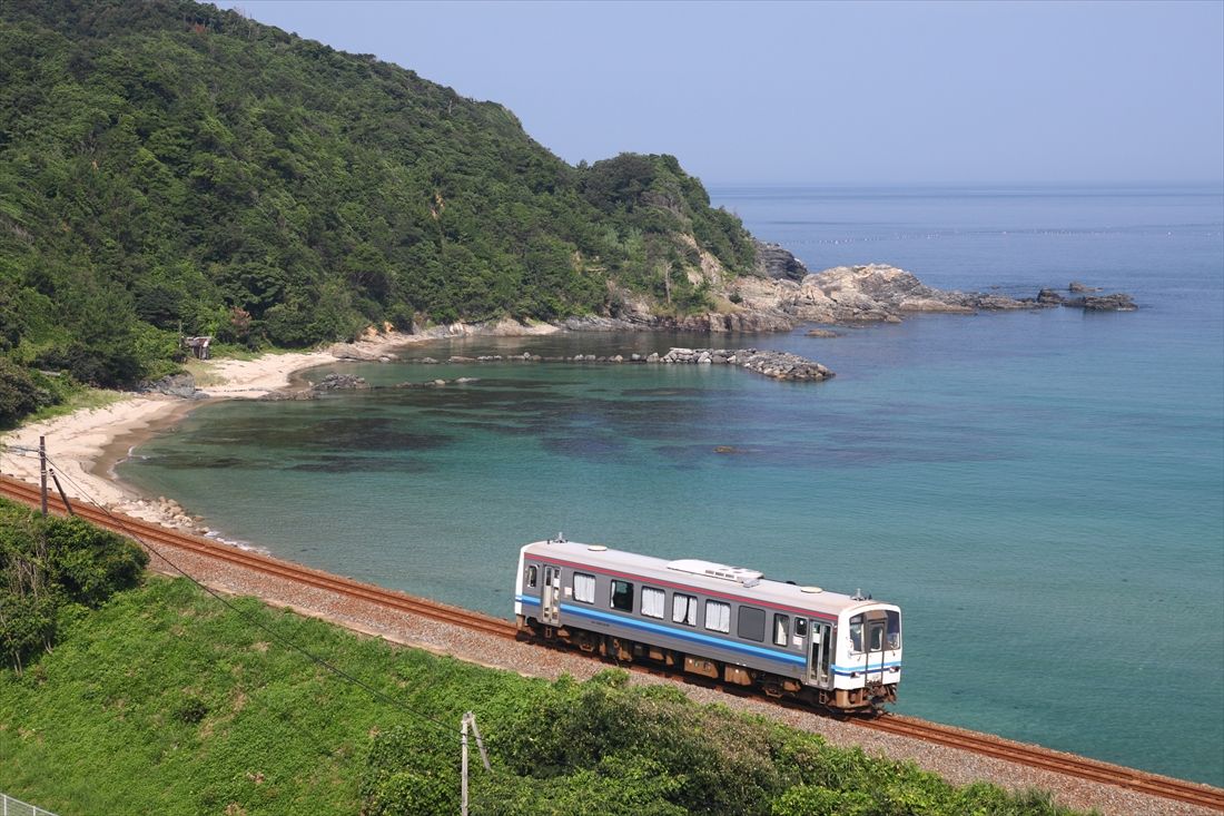 本線ではあるが「日本最長のローカル線」ともいわれる山陰本線。日本海沿いの美しい景観が広がる（撮影：南正時）