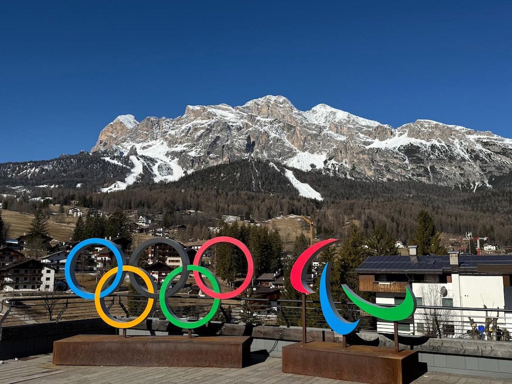 世界自然遺産のドロミーティ岩峰群を背景に置かれたオリンピックシンボルは、絶好の撮影ポイント（写真：筆者撮影）