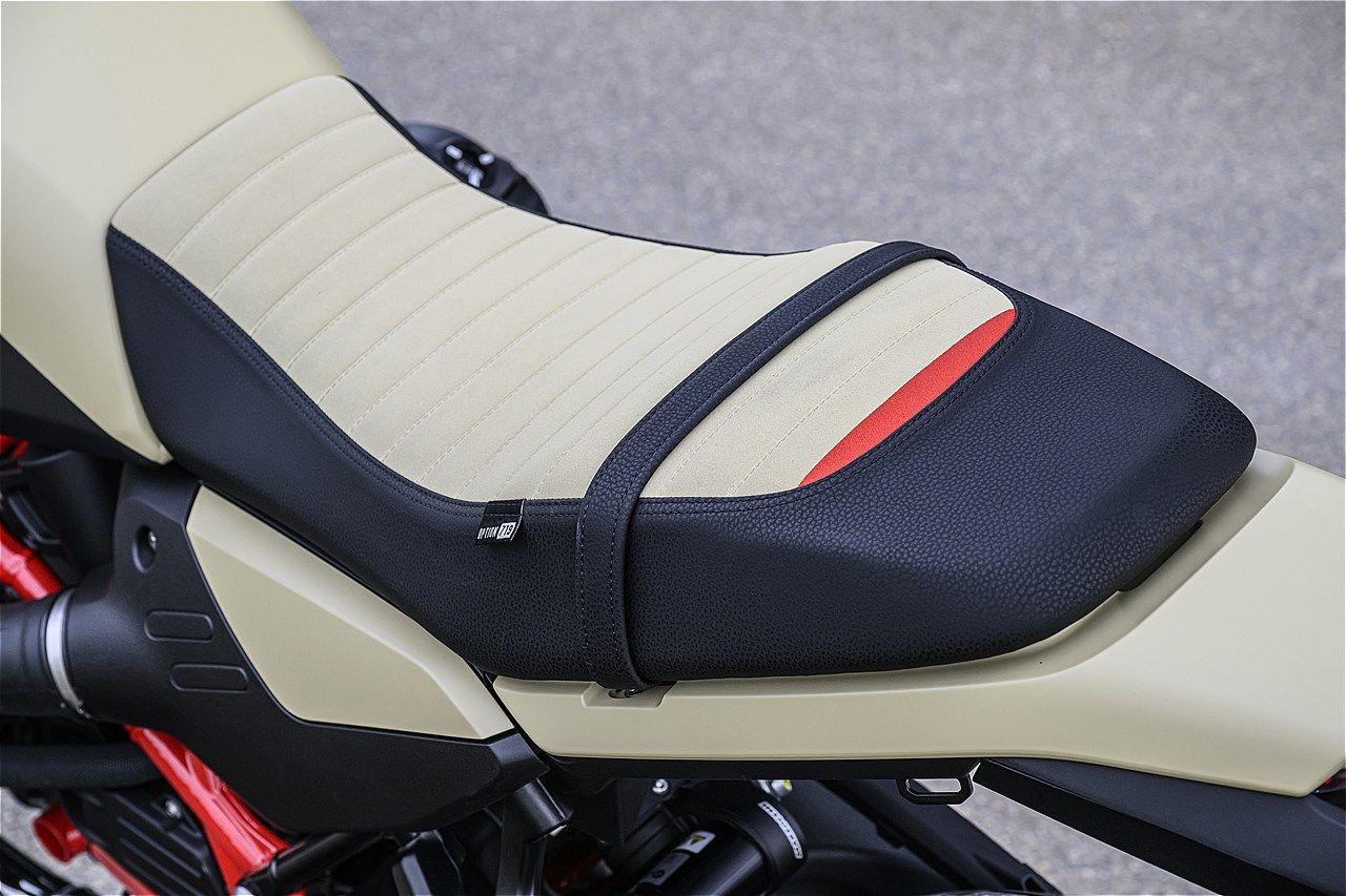 上級版の「Option 719」オプションに含まれる専用カラーのタンデムシート。高品質な作りで座り心地も上質だ。豊富な純正カスタムアイテムが揃うのも魅力（写真：BMW MOTORRAD）