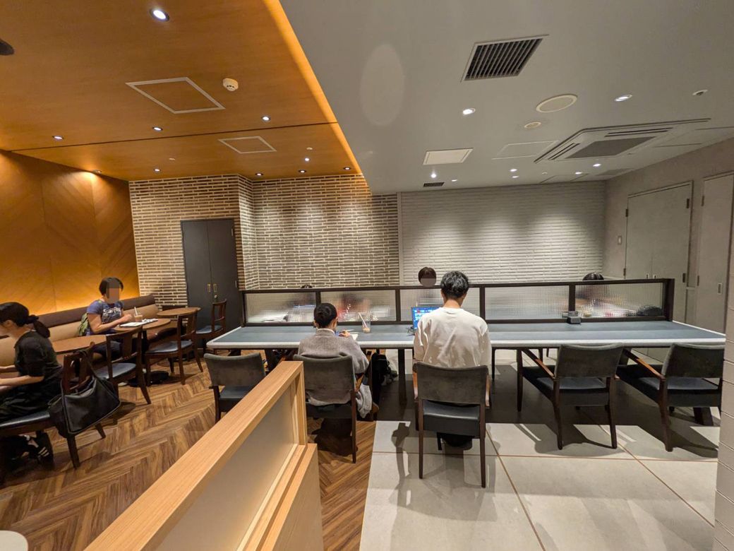 電源もあり作業にぴったりな一人客向けの席は、奥へ移動していた（筆者撮影）