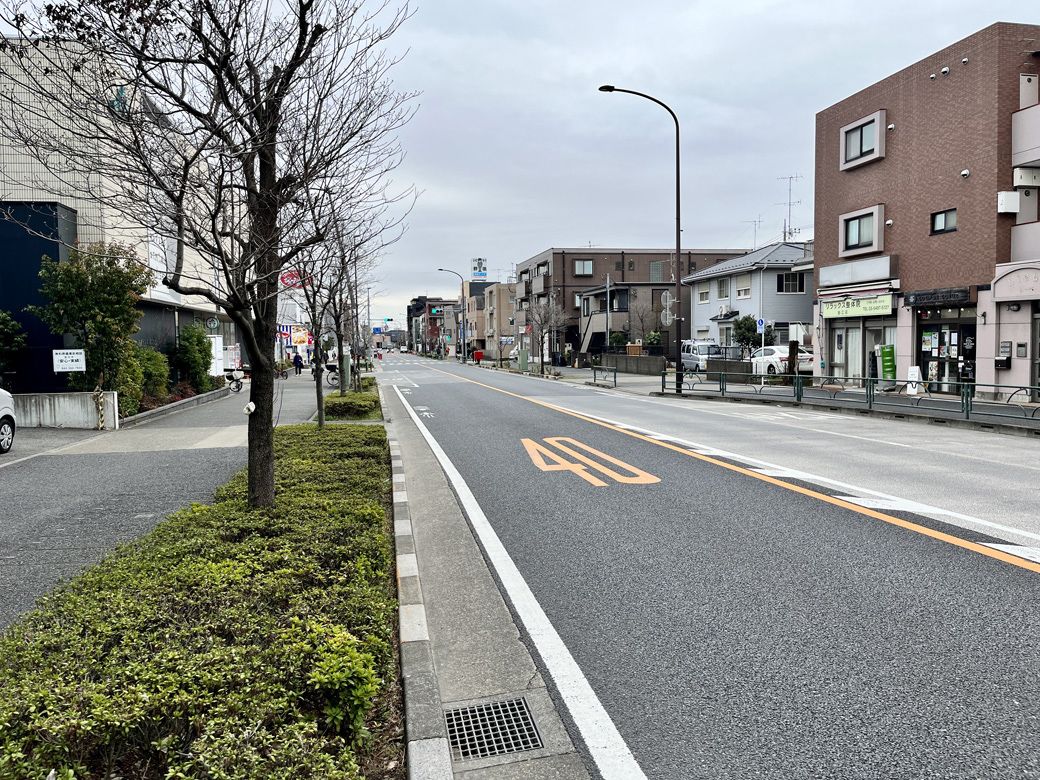狛江駅周辺の広々とした道路（筆者撮影）