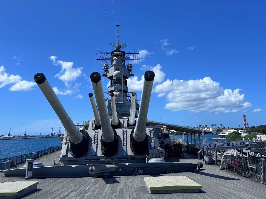 アリゾナが真珠湾の「負の象徴」なら、戦艦ミズーリはその対極にある。東京湾での降伏調印式や特攻機などについても日本語ガイドが詳しく解説してくれる（筆者撮影）