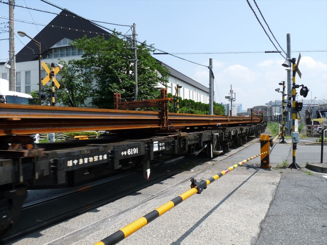 越中島貨物駅から出てきたレール輸送列車（筆者撮影）