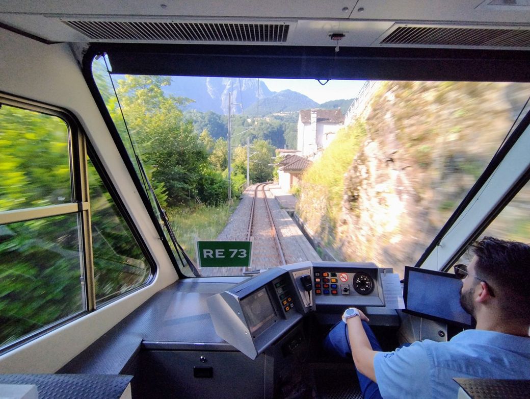 カーブの多い区間をゆっくり走る列車。運転席のうしろからの眺めが楽しい（写真：筆者撮影）