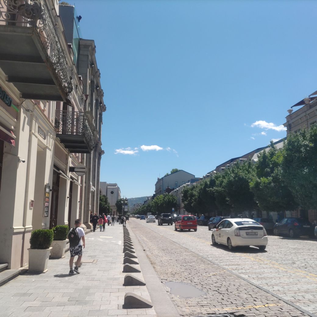 レストラン前の光景。この大通りはヨーロッパ感があり、おいしそうな飲食店も多かった（筆者撮影）