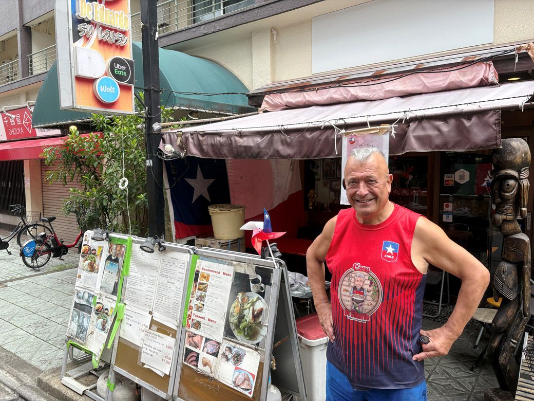 日本でたったの2軒(もう1軒は神戸にある)、東日本ただひとつのチリ料理店を切り盛りする(筆者撮影)