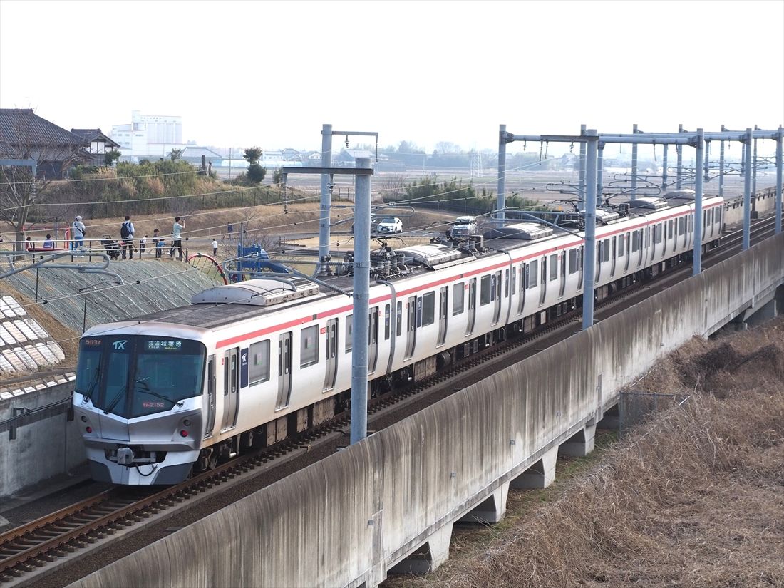 みらい平駅付近を走るTXの列車（記者撮影）