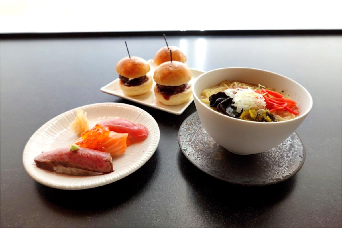ライブキッチンで提供されるすし、バーガー、ラーメン