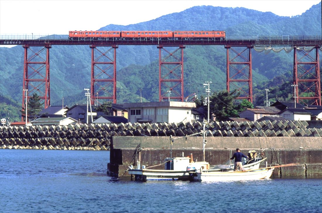 国鉄時代、山陰本線の余部鉄橋を行くキハ47形の3両編成（撮影：南正時）