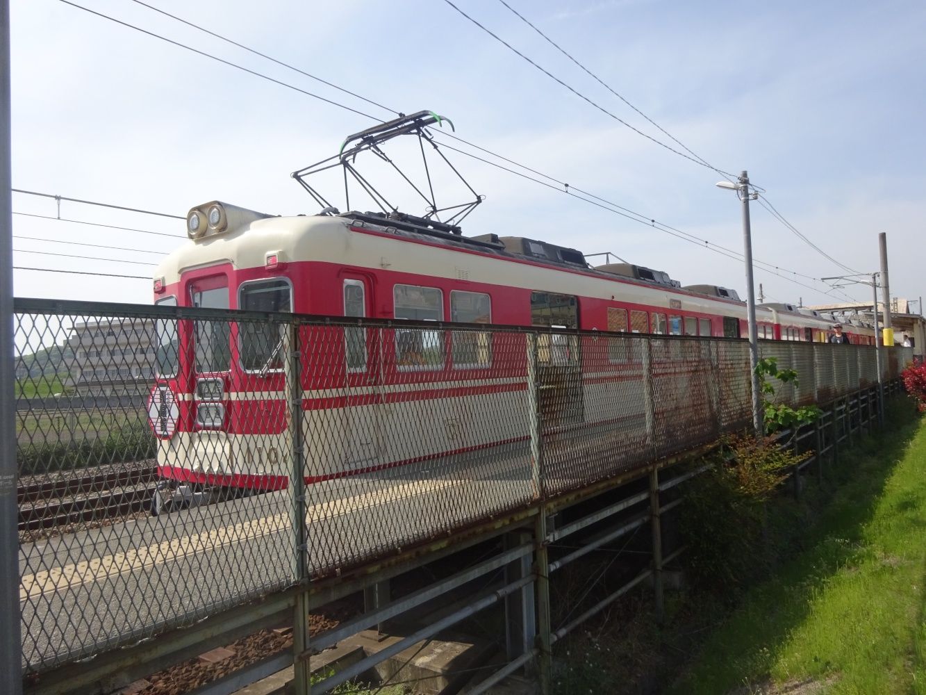 小野市の粟生駅で加古川線の到着を待つ神戸電鉄粟生線の電車（筆者撮影）