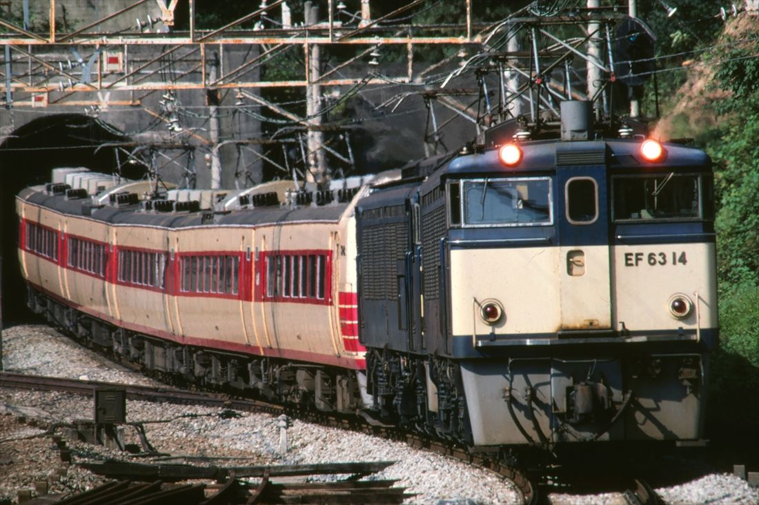 国鉄時代、特急「あさま」をエスコートして碓氷峠を下るEF63形重連（撮影：南正時）