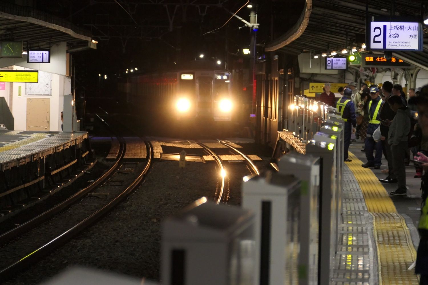 東武練馬駅に到着する始発電車（記者撮影）