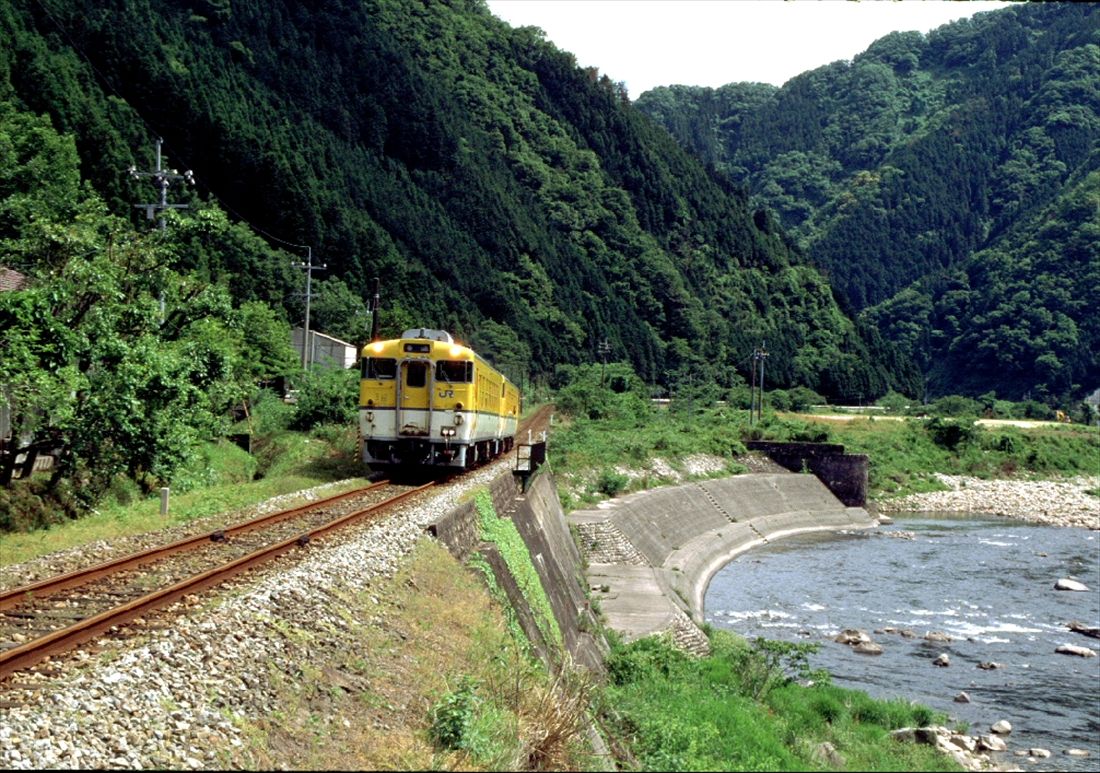 可部線の非電化区間だった可部―三段峡間は2003年に廃止された（撮影：南正時）