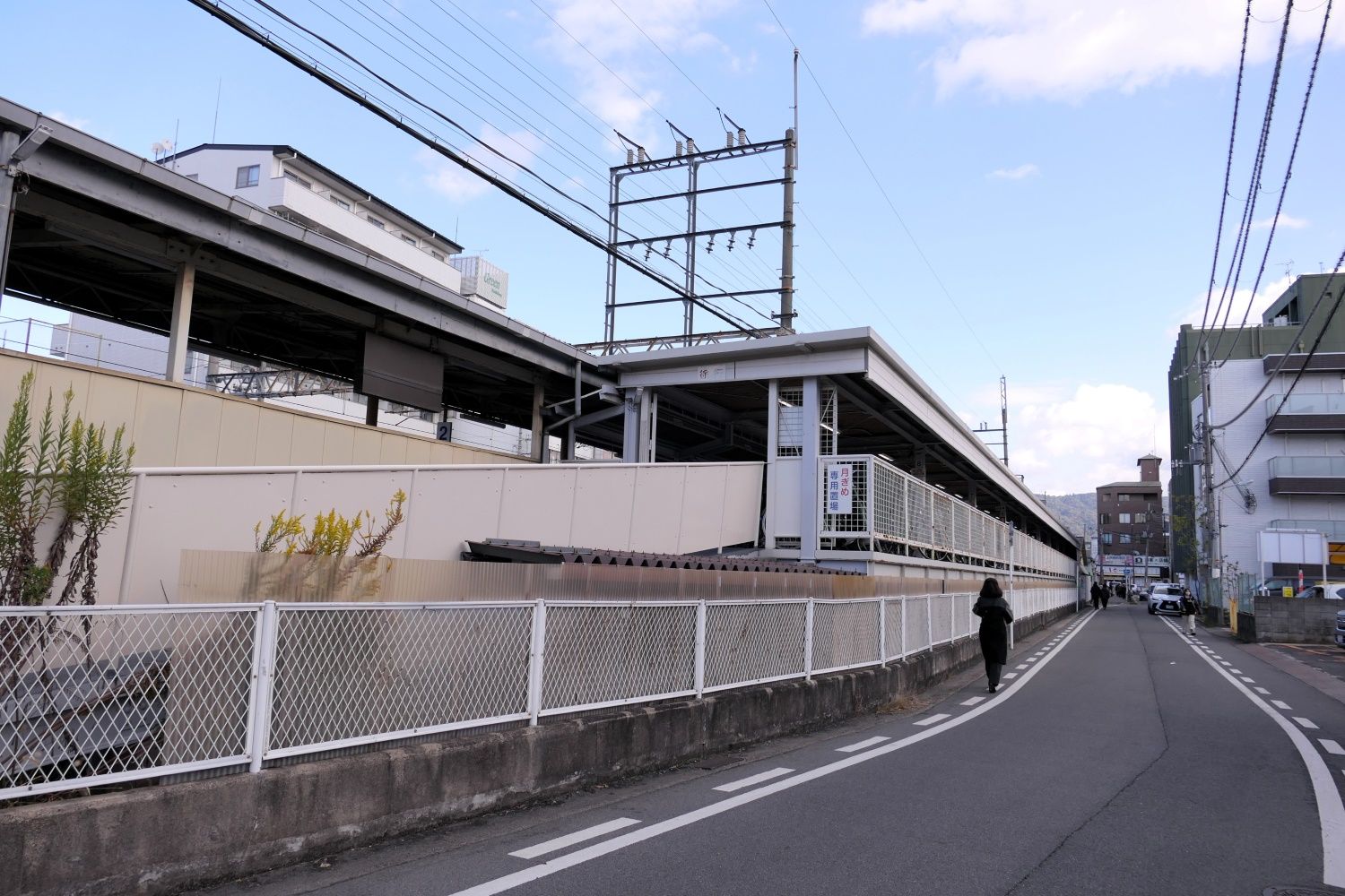 ホームと道路の間が駐輪場（記者撮影）