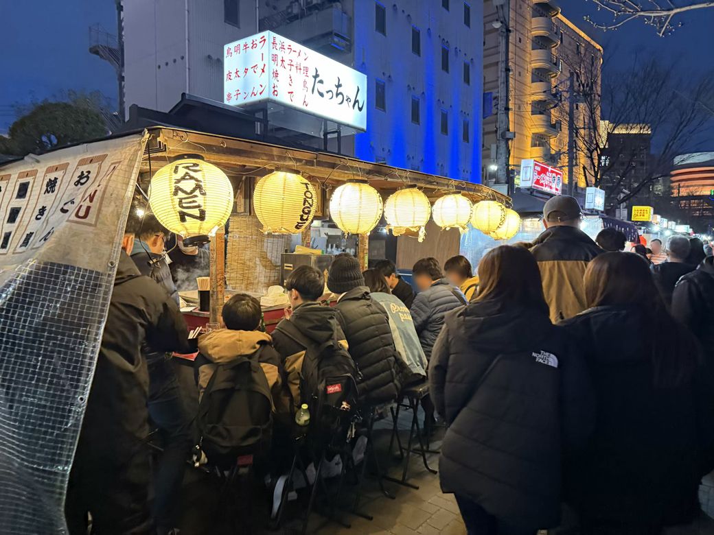 観光客でいっぱいの中洲屋台街。海外から訪れた観光客の姿も目立つ（写真：筆者撮影）