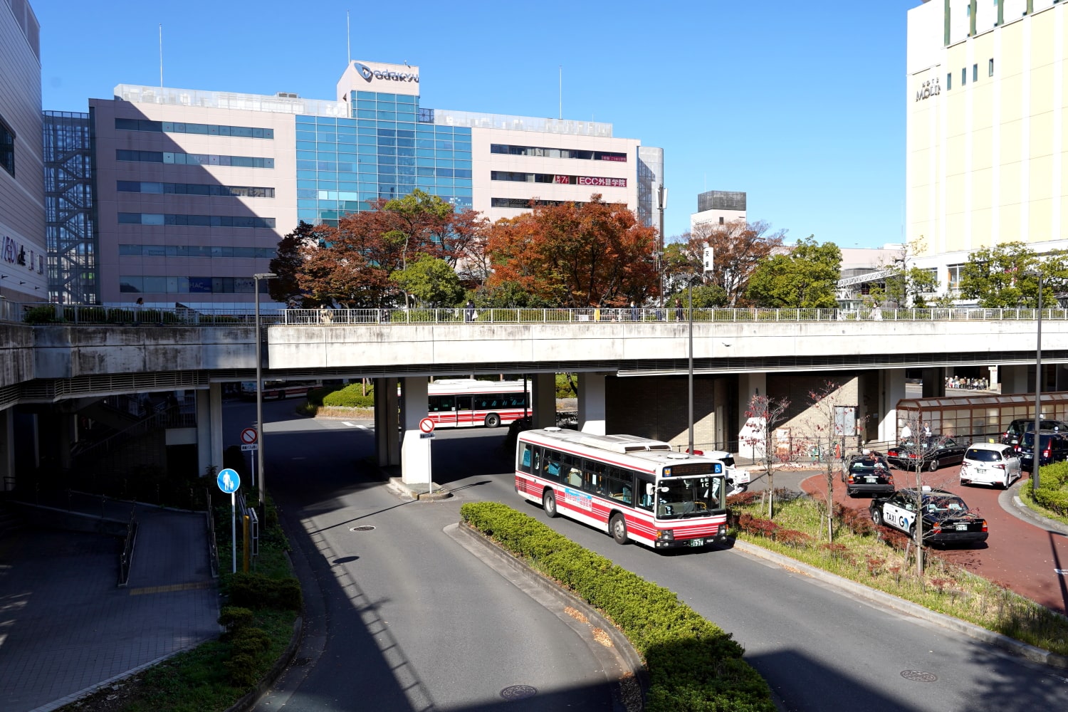 小田急電鉄新百合ヶ丘駅。南口のバスロータリー（筆者撮影）