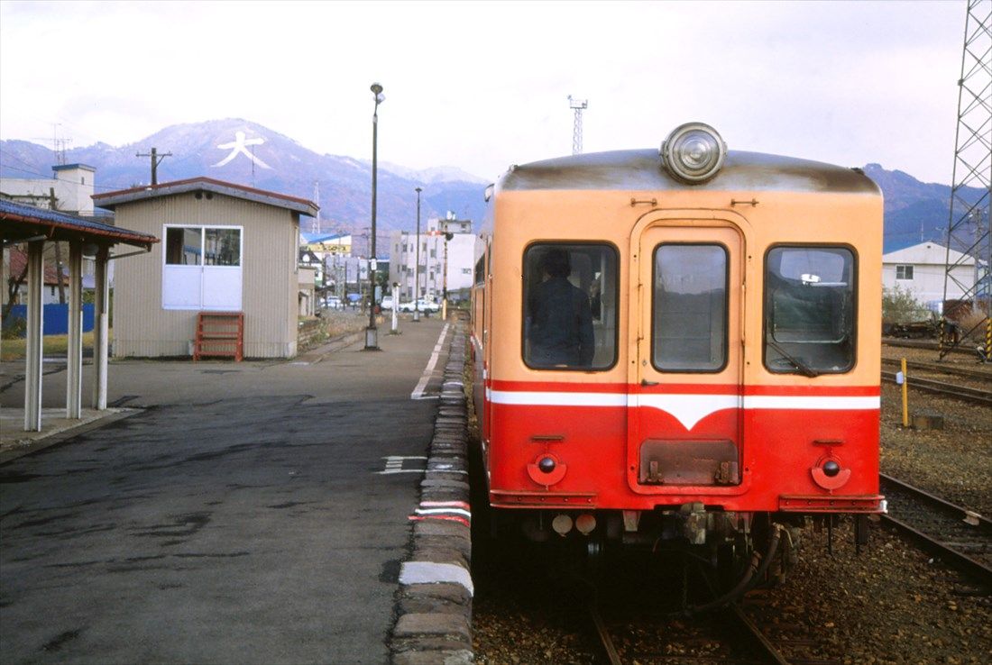 同和鉱業小坂鉄道（小坂製錬）のキハ2100形。同鉄道の旅客営業廃止後は弘南鉄道黒石線に転じた（撮影：南正時）